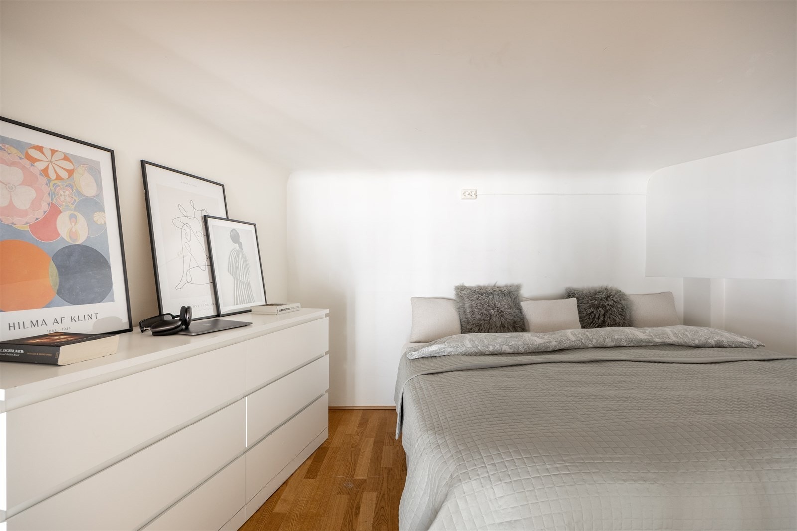 I tillegg har rommet en praktisk mesanin/hems på ca. 13 m², som gir ekstra lagringsplass og mulighet for å tilpasse rommet etter egne behov (På grunn av lav takhøyde, ca. 1,57 meter, er arealet ikke måleverdige etter NS 3940) Galleribilde