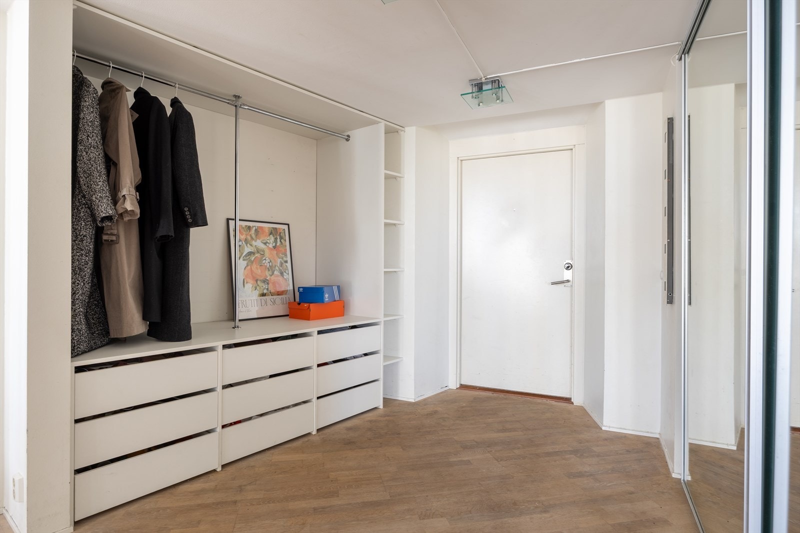 Spesialtilpasset garderobeløsning som gir god plass til både klær og sko -Løsningen inkluderer en kommode, garderobestang, hyller og skuffer Galleribilde