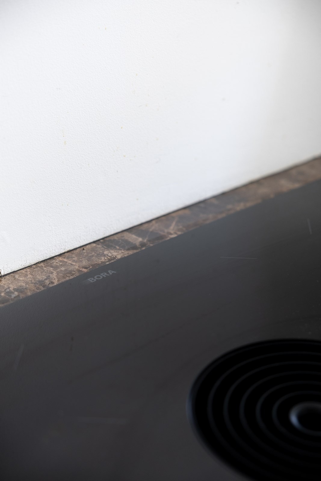 Kjøkkenutstyret er av høy kvalitet og består av integrerte hvitevarer, inkludert stekeovn, platetopp, kjøleskap/fryseskap og oppvaskmaskin Galleribilde