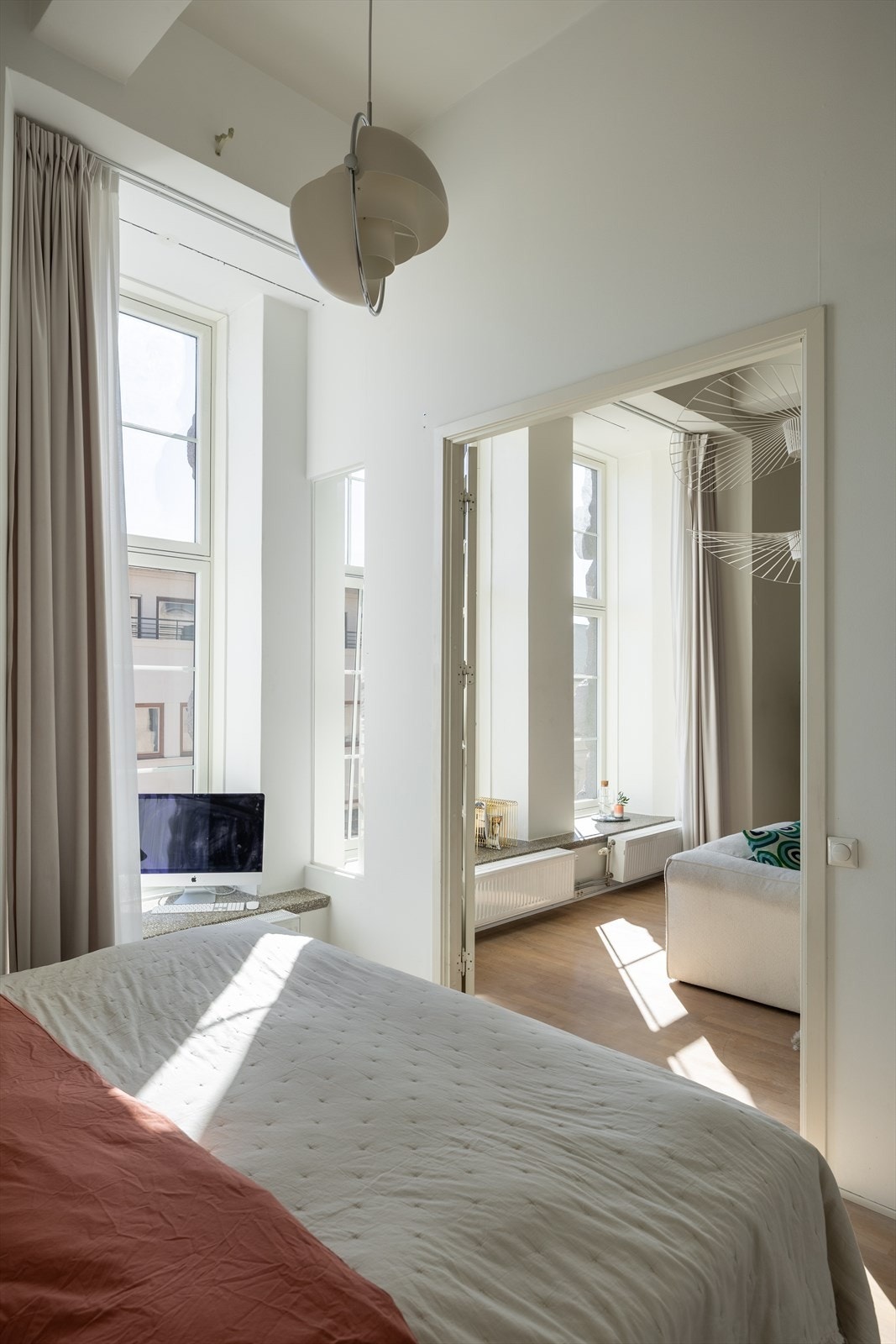 Fra stuen er det inngang til et lyst og luftig soverom Galleribilde