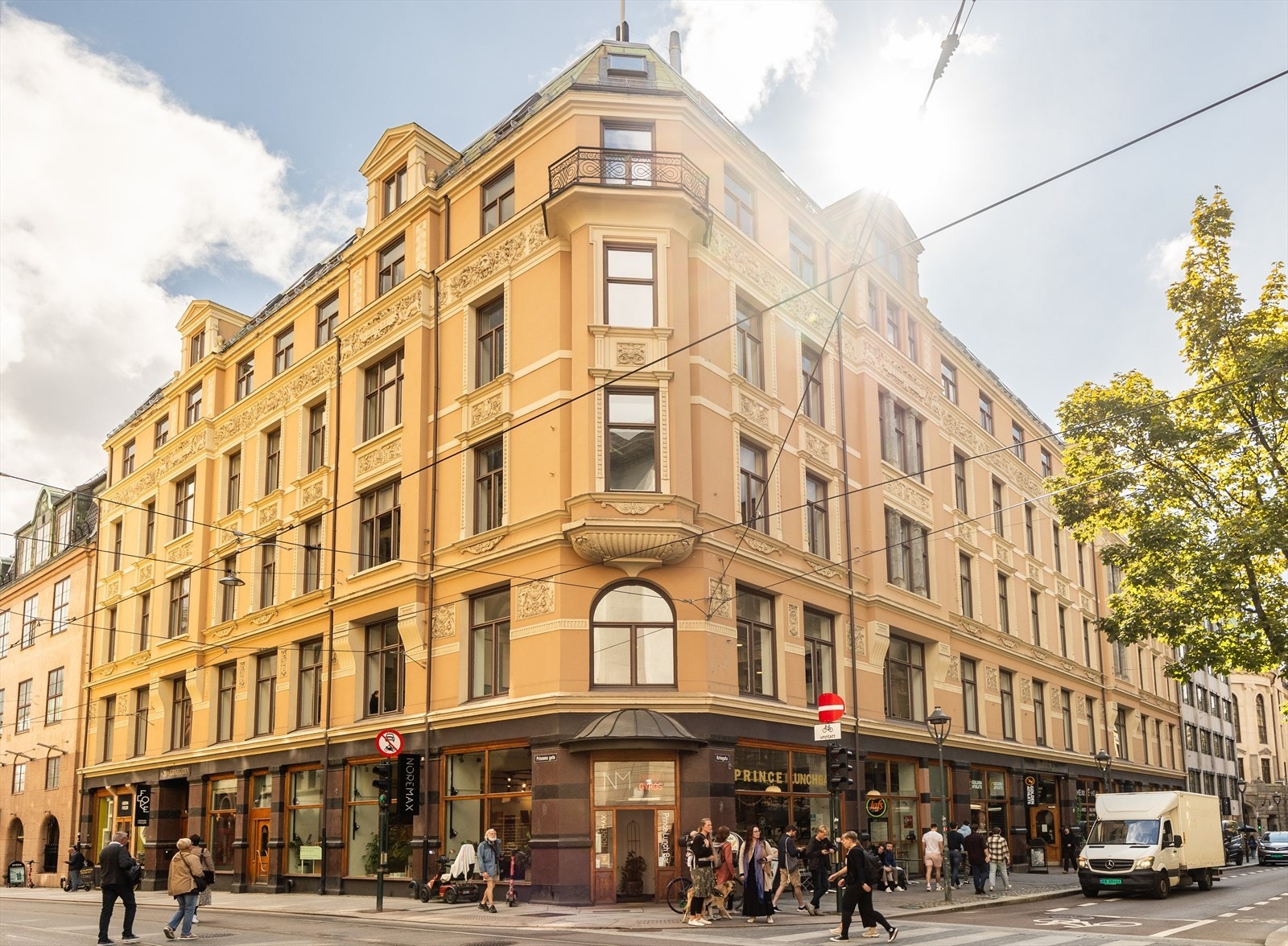 Ærverdige Posthallen ligger midt i sentrum, et steinkast fra populære Bjørvika. Her har du gangavstand til det aller mest trendy Oslo har å by på! Galleribilde