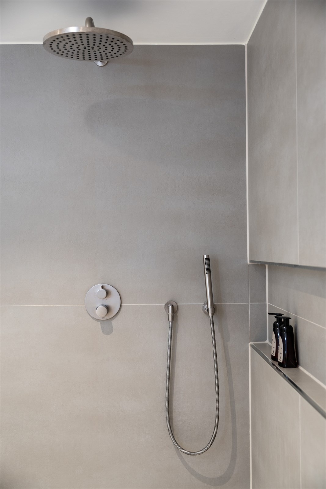 Dusjen har en praktisk løsning med herdet glass og er plassert på gulvet for en enkel og åpen løsning Galleribilde