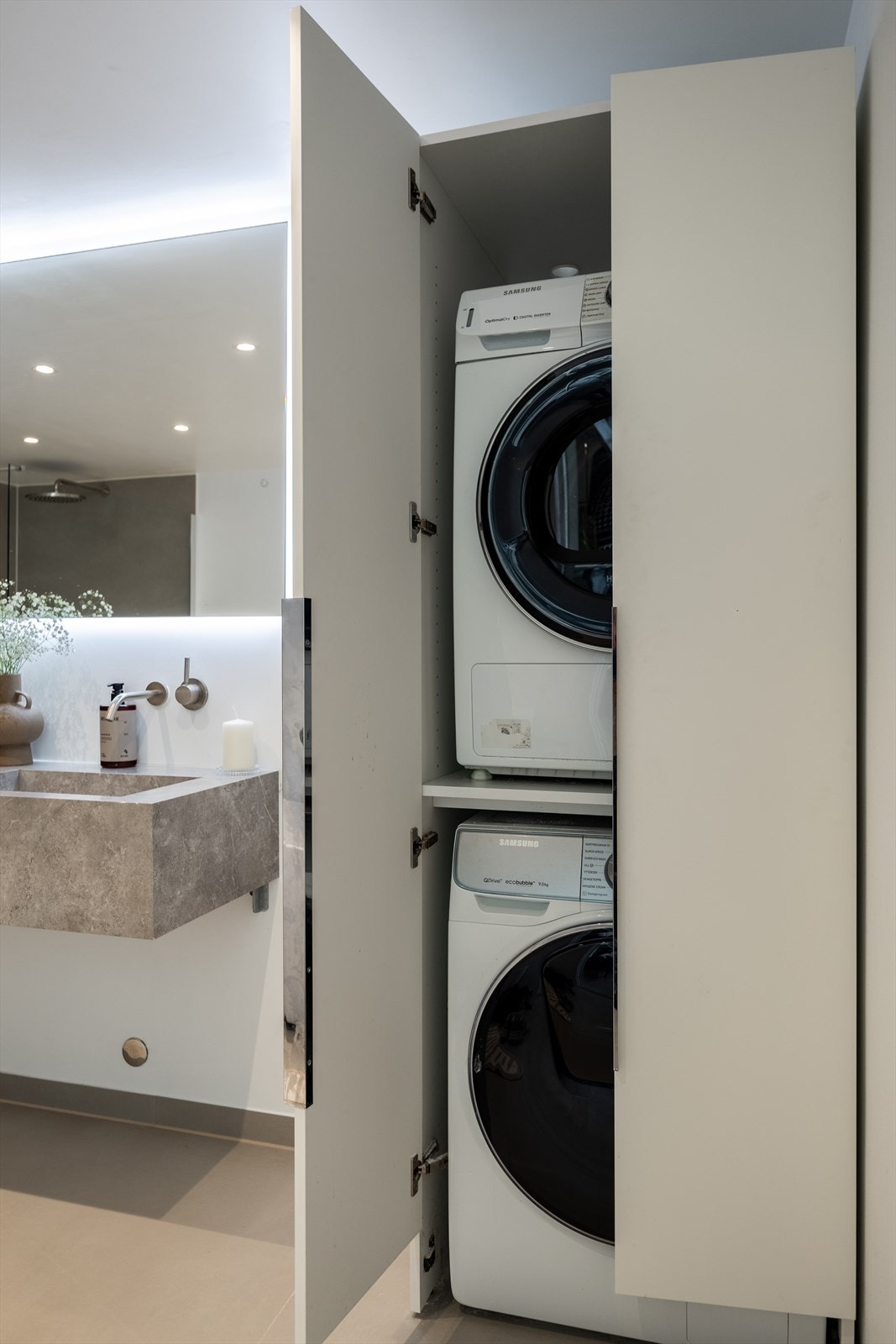 Videre er det lagt opp til vaskemaskin i praktisk skapløsning Galleribilde