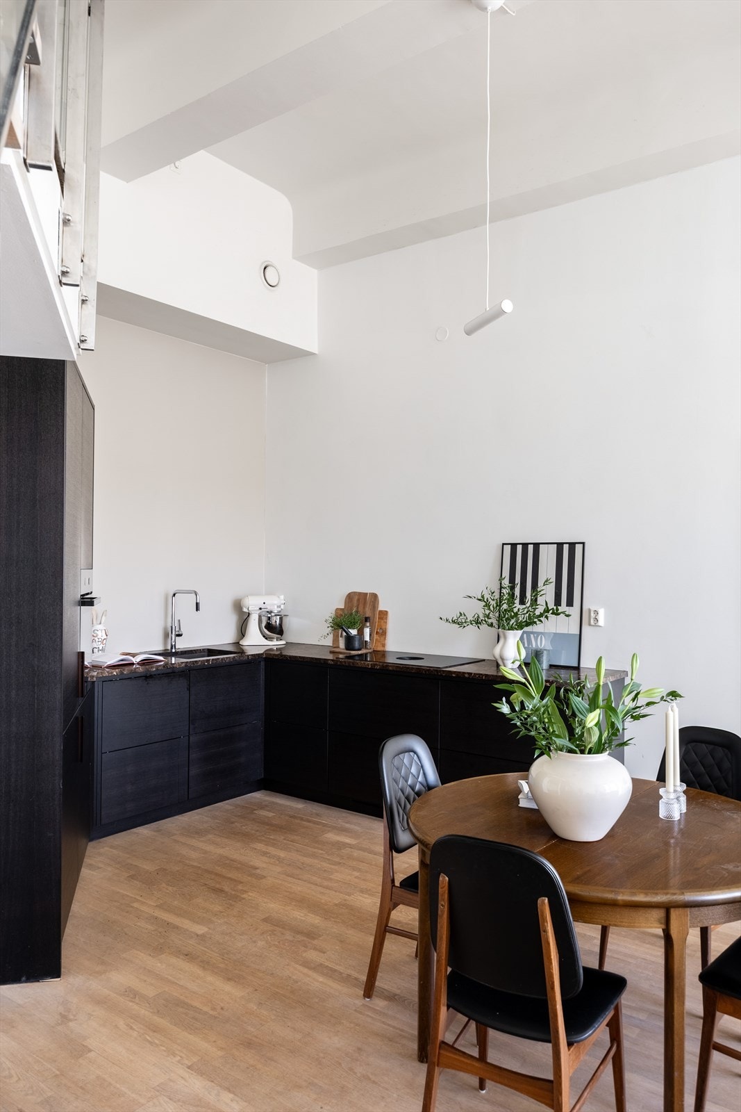 Kjøkkeninnredning fra Drømmekjøkkenet (2020) har moderne innredning med glatte fronter som gir et stilrent og tidløst uttrykk Galleribilde