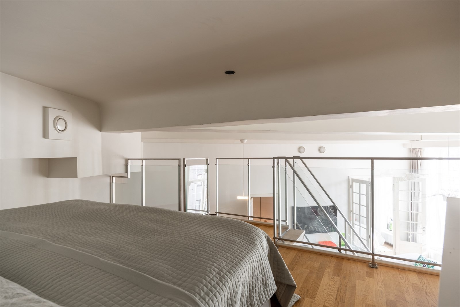 Den andre mesaninen over entréen har et gulvareal på ca. 12 m² (På grunn av lav takhøyde, ca. 1,72 meter, er arealet ikke måleverdige etter NS 3940) Galleribilde