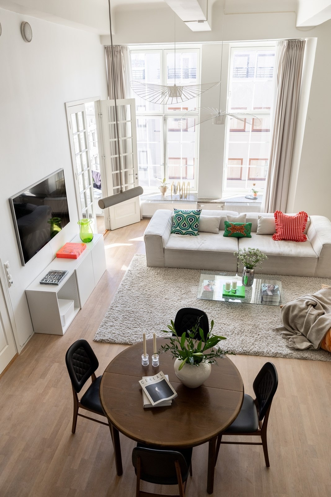 Leiligheten har gjennomgående høy standard på innvendige overflater - Gulvene er dekket med stilren trestavs parket Galleribilde