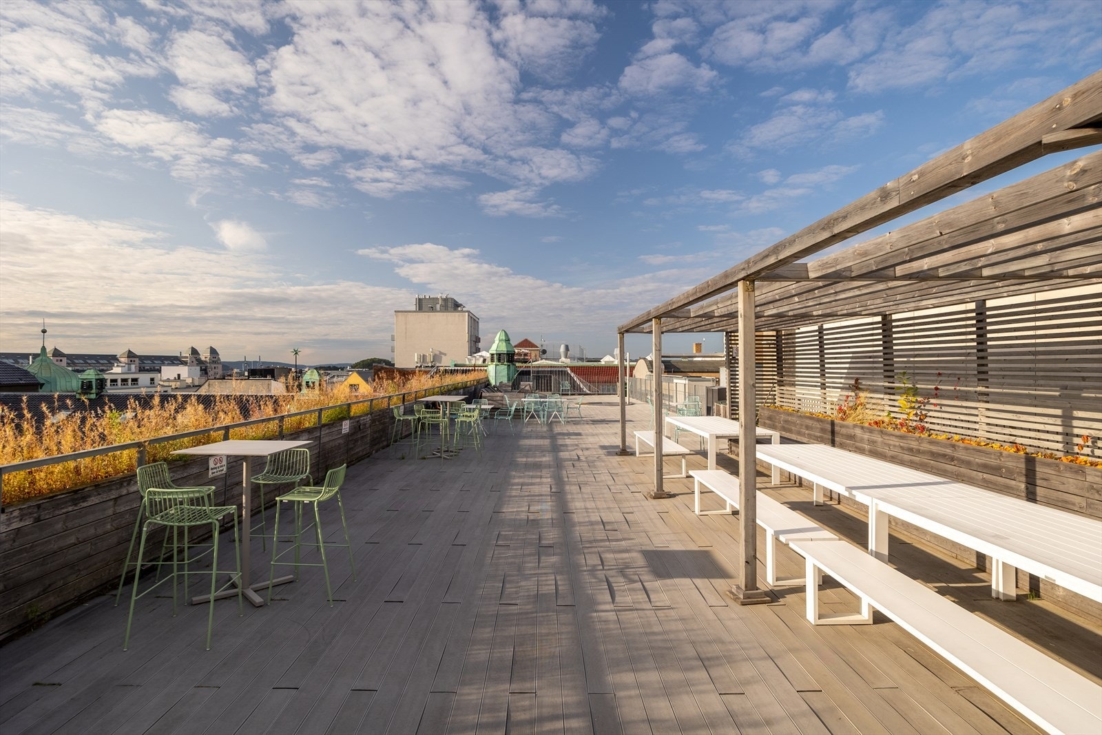 Sameiet har 3 store takterrasser med fantastisk utsikt over hele byen samt gode solforhold Galleribilde