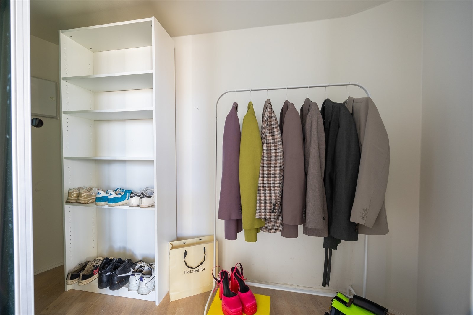 Skapet i gangen er dypt som gir gode oppbevaringmuligheter - I tillegg disponerer boligen en bod i kjeller på ca. 5 m² Galleribilde