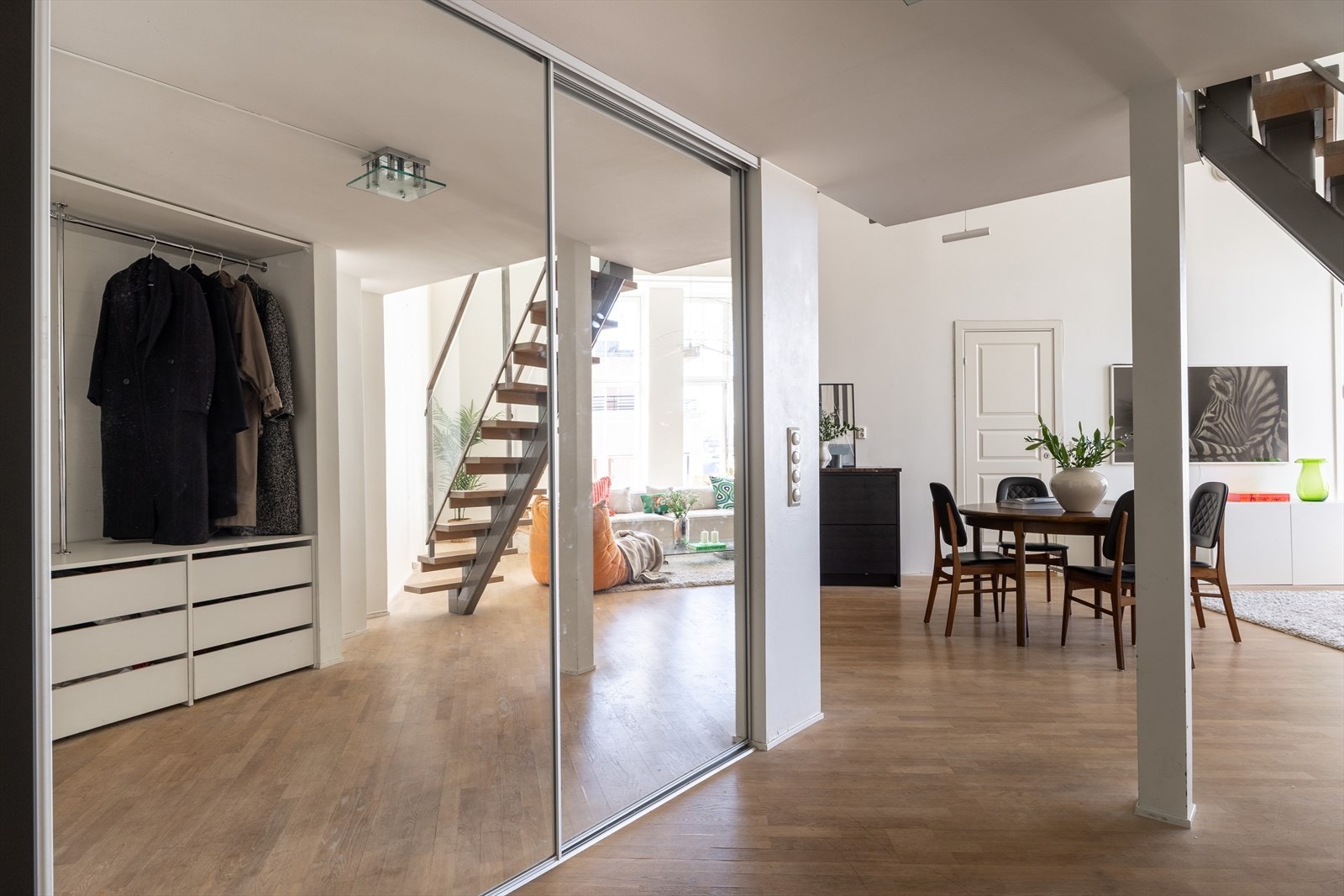 Entréen er innbydende og gir et førsteinntrykk av leilighetens stil og kvalitet Galleribilde