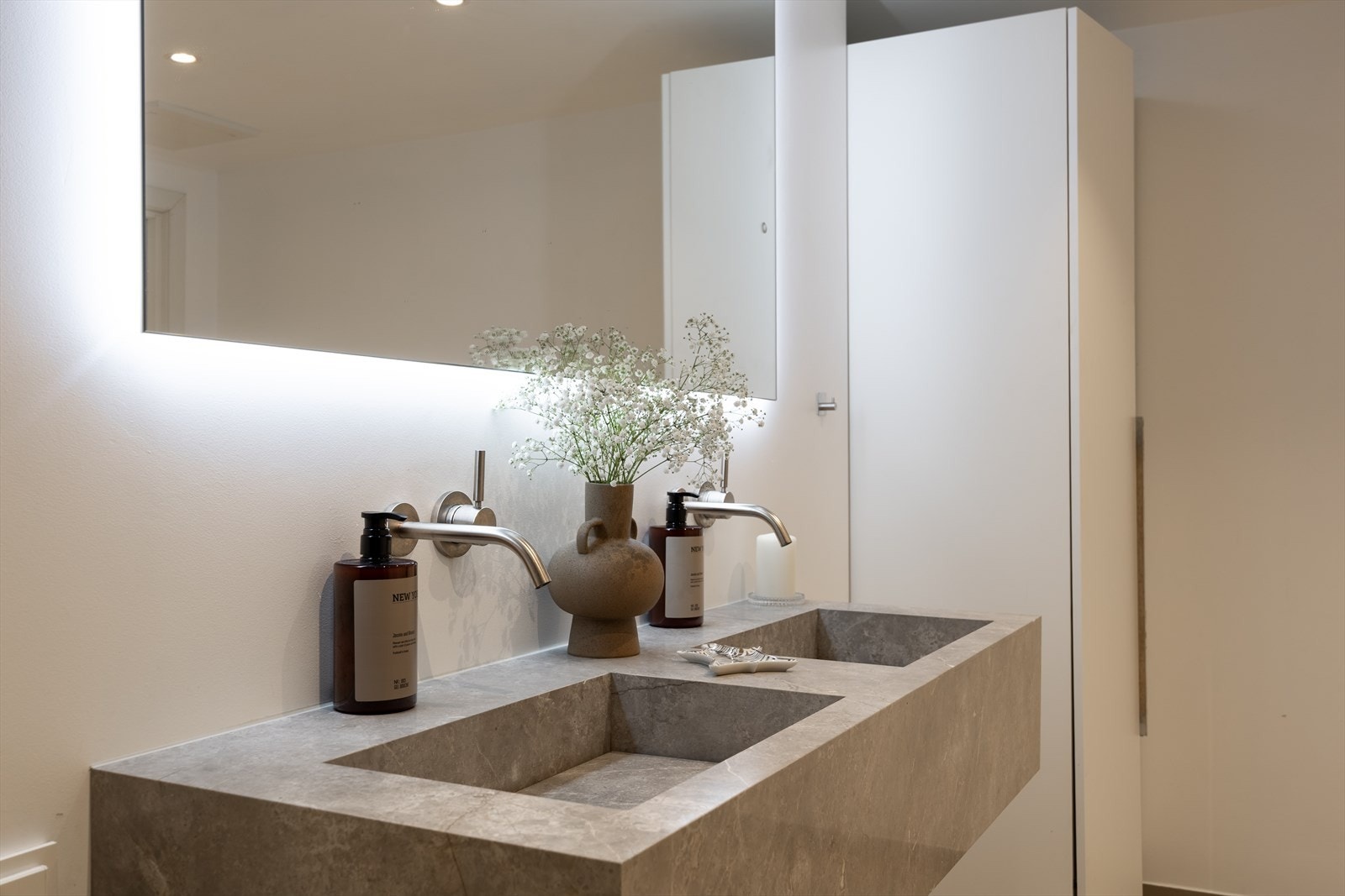 Badet har også dobbel servant, som gir god plass til både oppbevaring og bruk Galleribilde