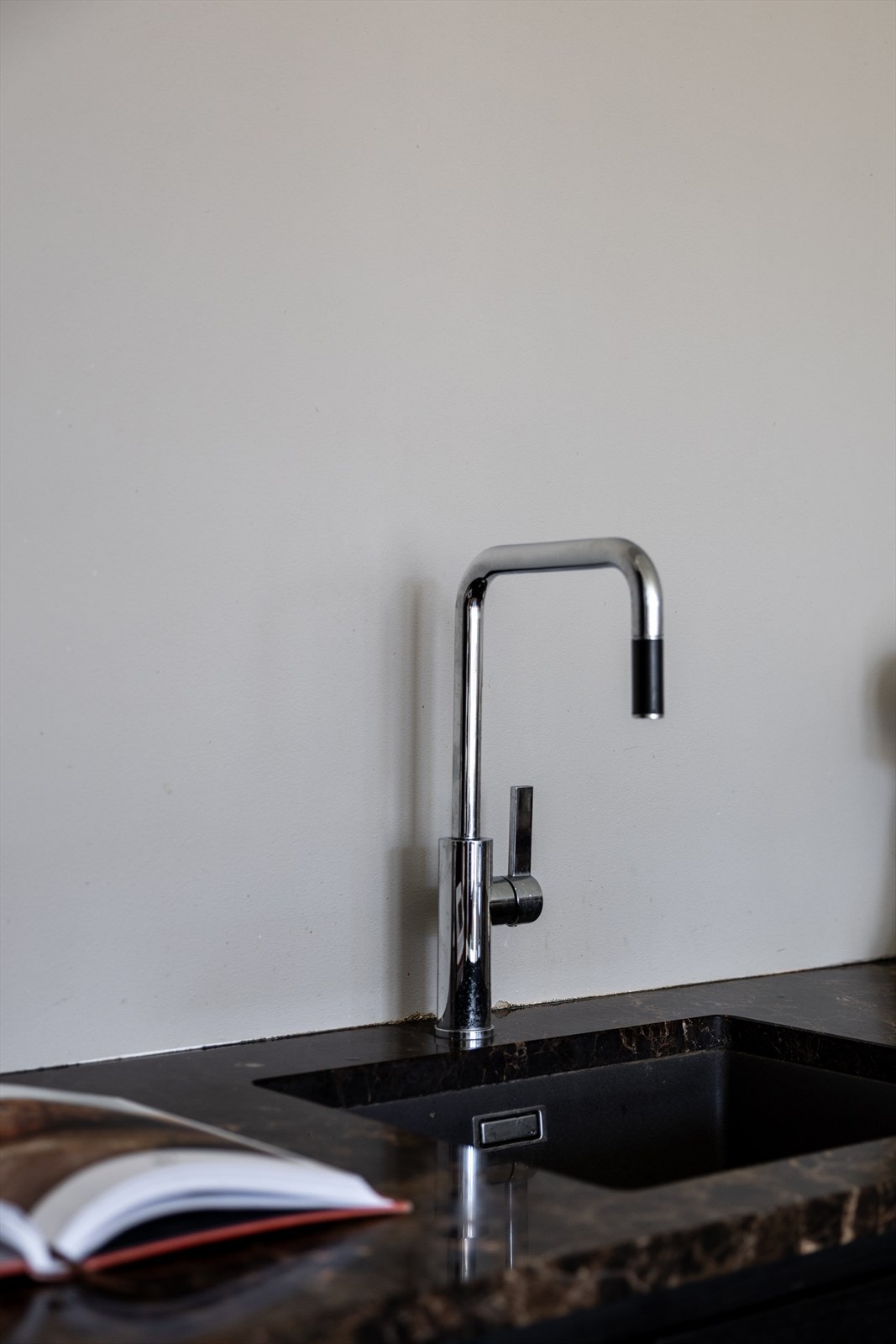 Benkeplaten er i stein Galleribilde