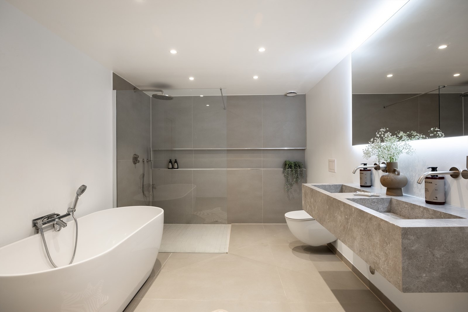 Romslig bad oppusset i 2020 og fremstår som både moderne og funksjonelt Galleribilde