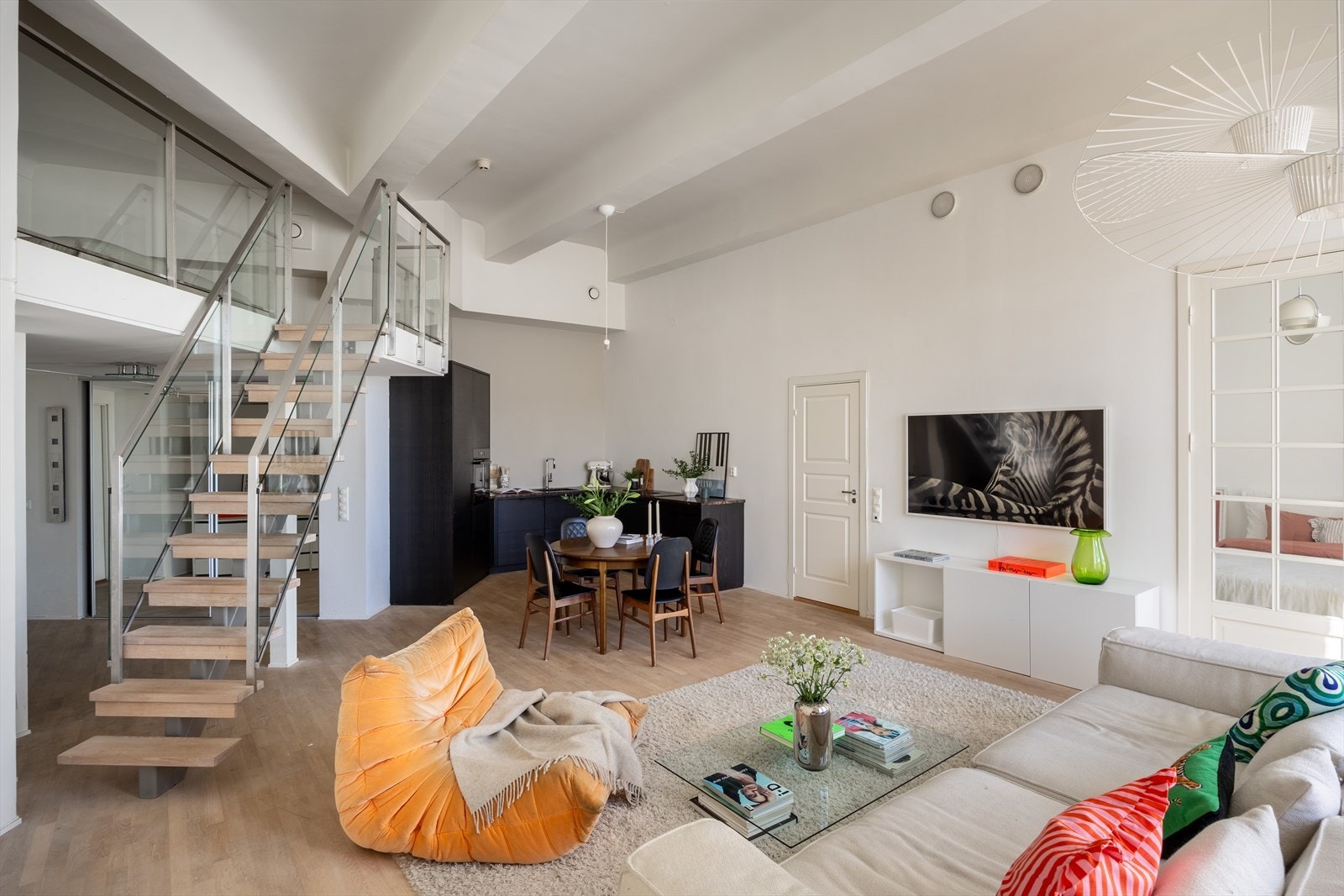 En påkostet leilighet i ærverdige Posthallen, opprinnelig tegnet av arkitekt Rudolf Emanuel Jacobsen og omgjort til boliger i 2006/2007 Galleribilde