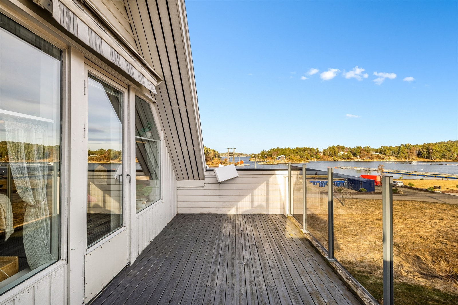 Fra denne verandaen med markise i 2. etasjen er utsikten utover fjorden som et maleri i stadig endring. Galleribilde