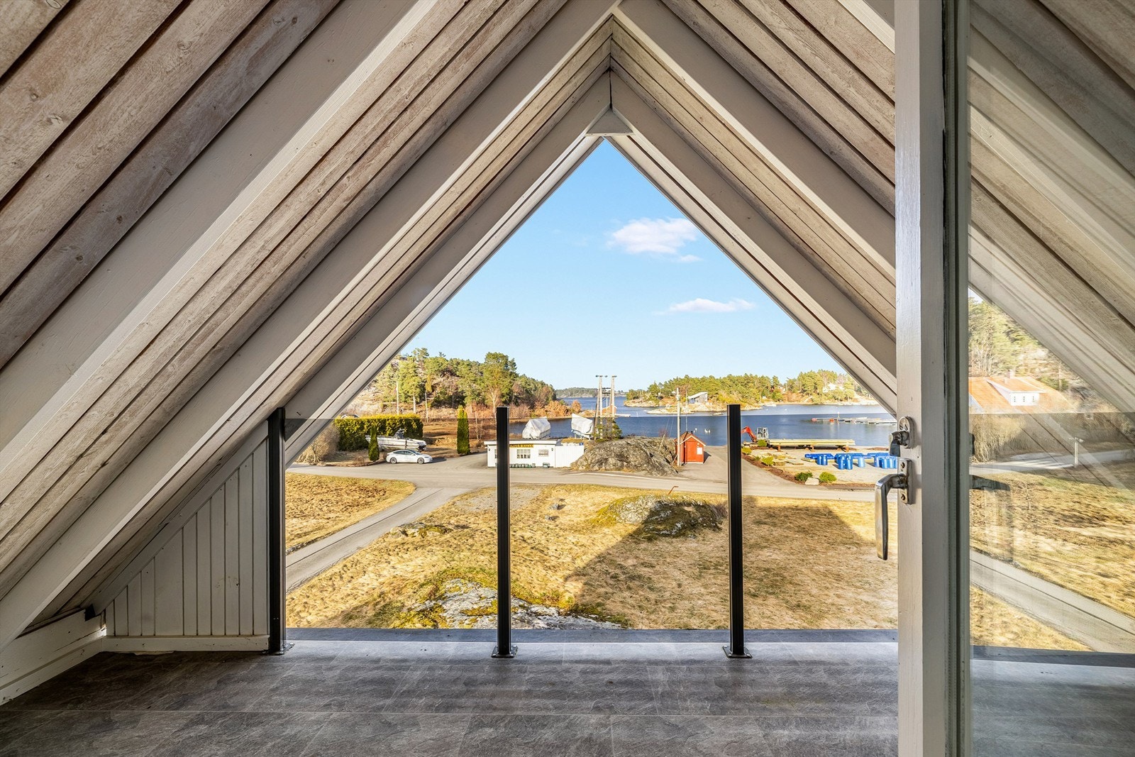 Overbygget veranda i 2. etasje med utsikt rett ut sundet. Galleribilde