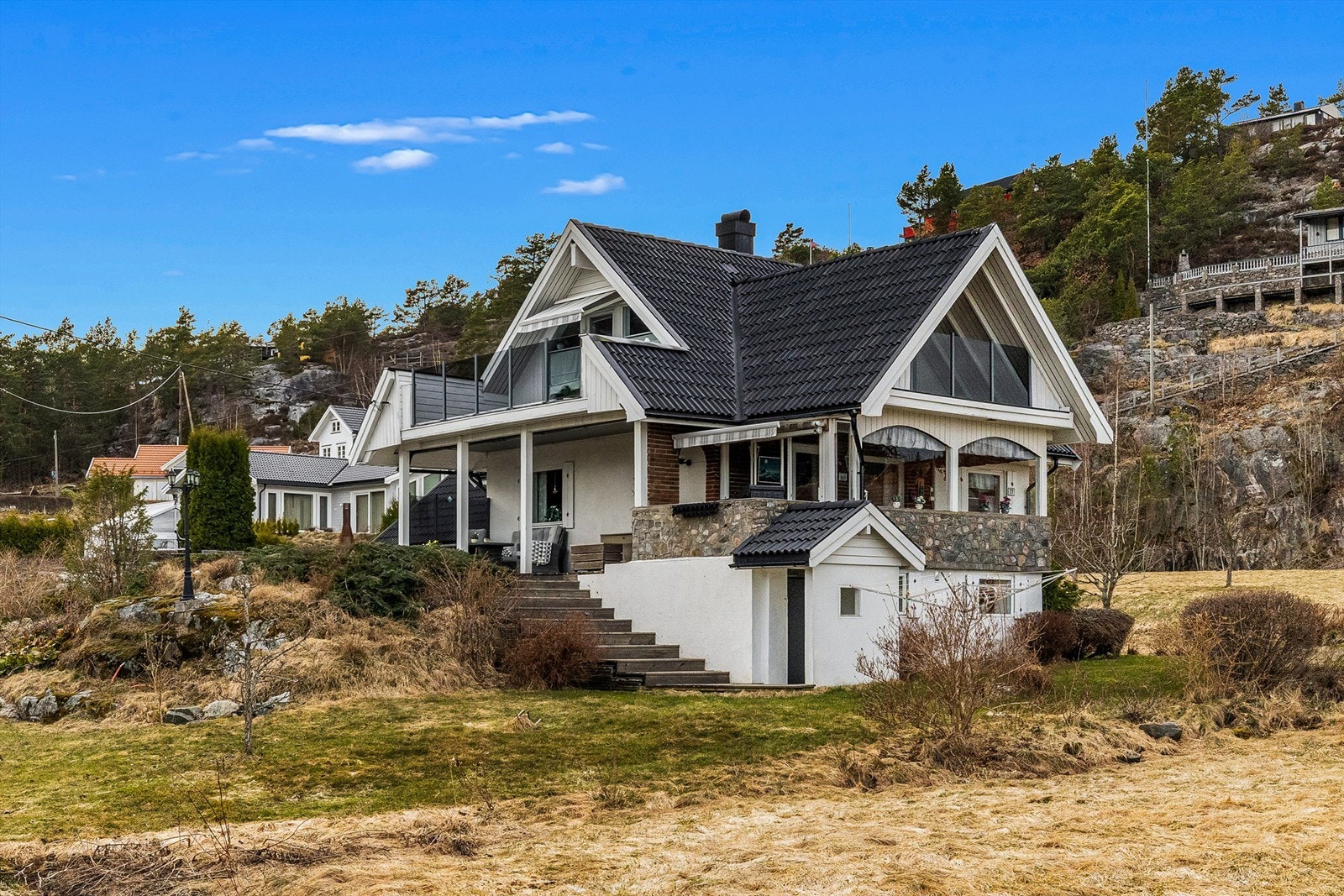 Huset har rikelig med uteplasser og en original kulesteins omramming av terrassen. Galleribilde