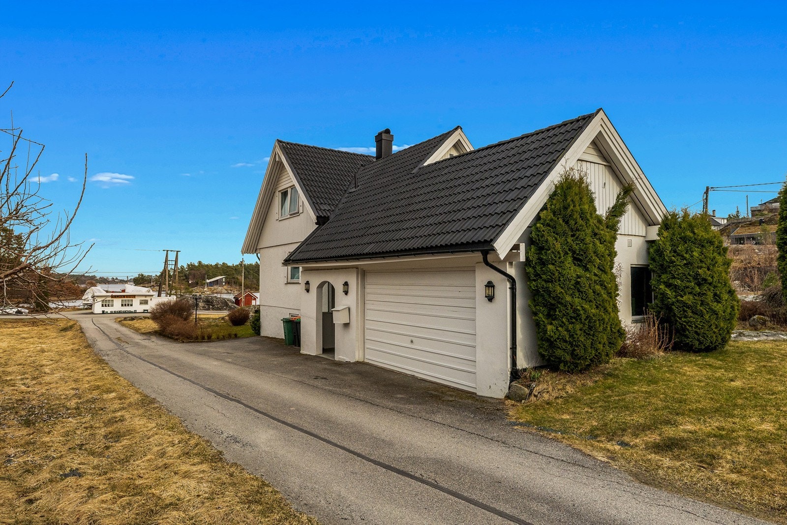 Garasjen har leddport med elektrisk åpner. Galleribilde