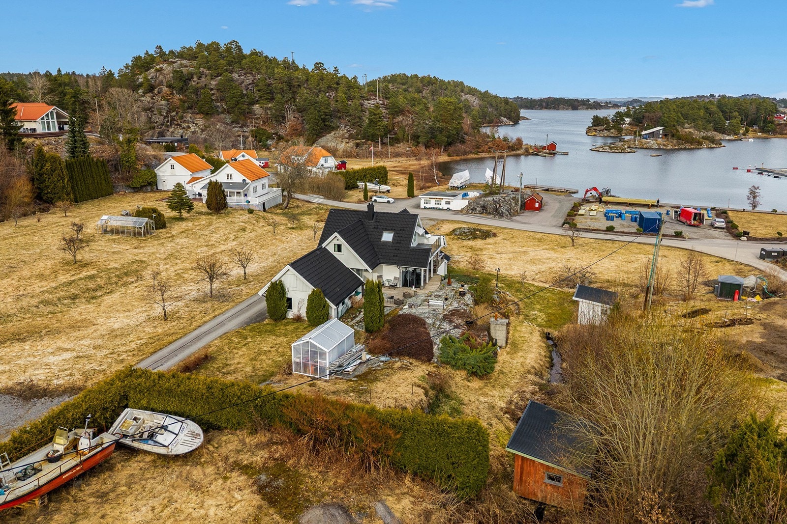 I Sekkekilen, på en liten kolle med gressletter rundt, ligger huset fint til med kort avstand til sjøen. Galleribilde