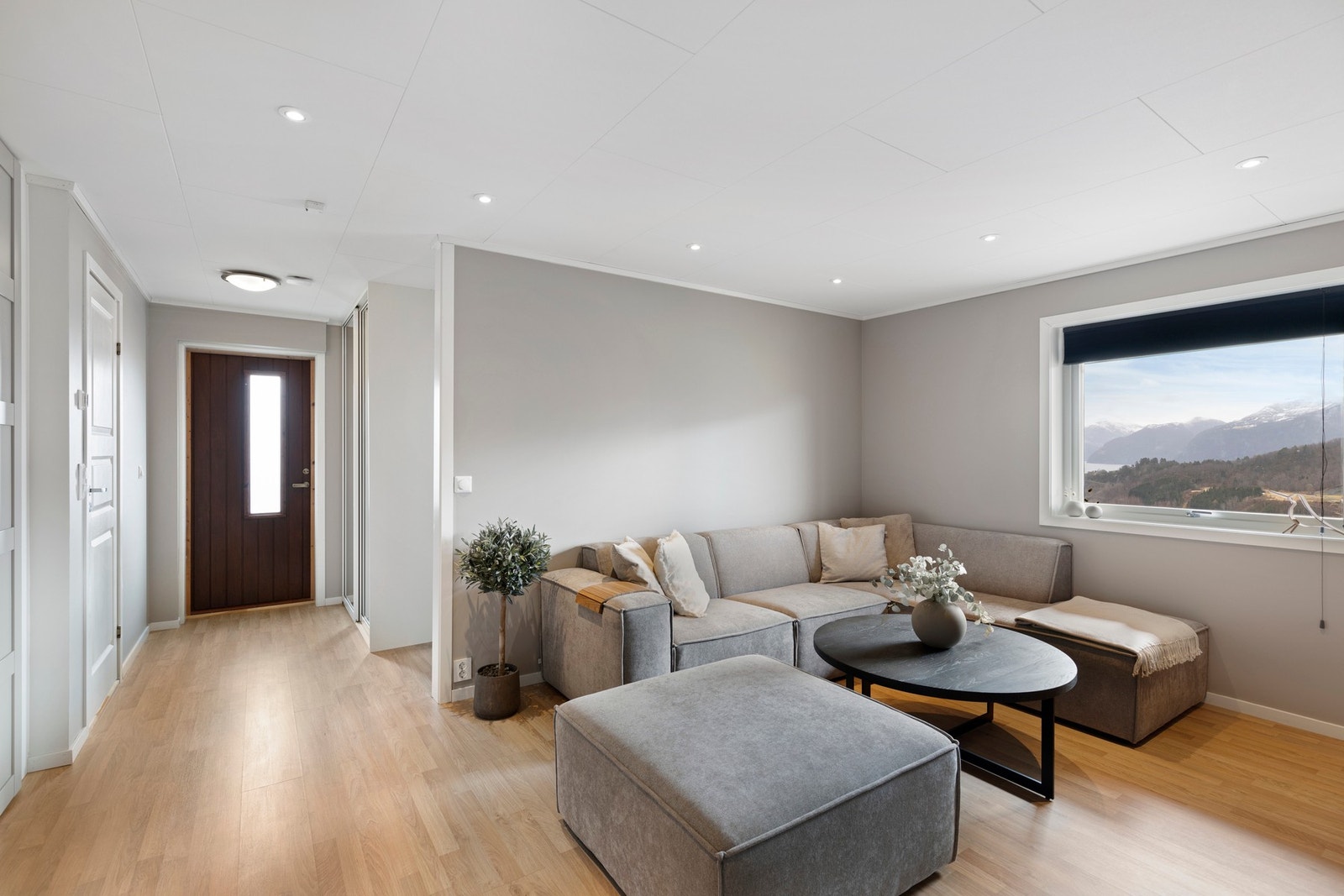 TIl venstre (utenfor bildet) er det montert en romslig garderobe for ekstra lagring. I veggen bak denne er det fremlagt vann- og avløpsrør i 2019 til et potensielt kjøkken Galleribilde