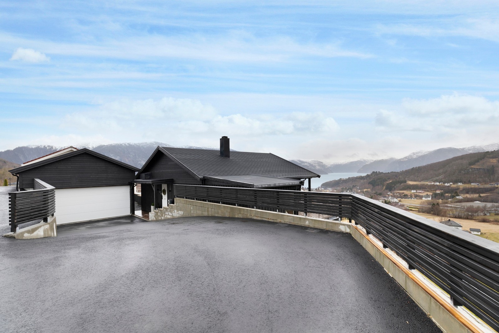 Innkjørselen er rehabilitert og det ble satt opp ny dobbelgarasje i 2020 med garasjeloft. Asfaltert vei i 2024 Galleribilde