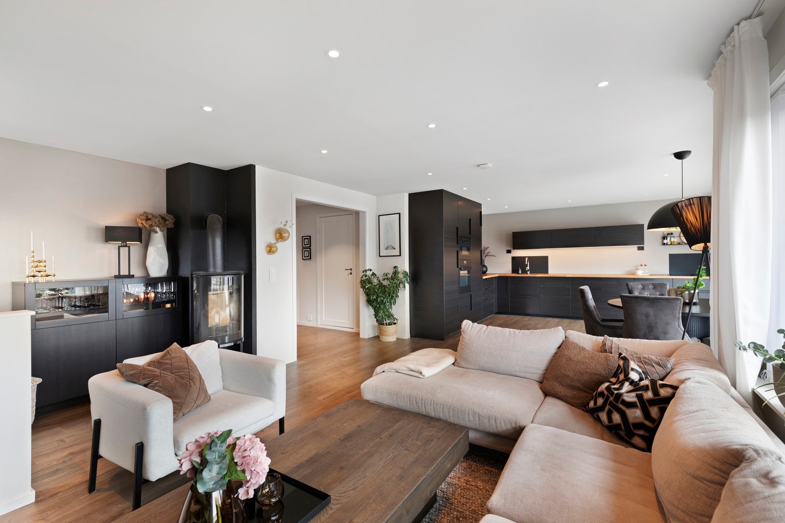 Stuen ble renovert i 2019, og er utstyrt med downlights, integrerte vegghøyttalere, og ny eiketrapp med glassrekkverkvedovn fra 2019, samt vedovn og rehabilitert pipe med innerrør av stål i 2007 Galleribilde