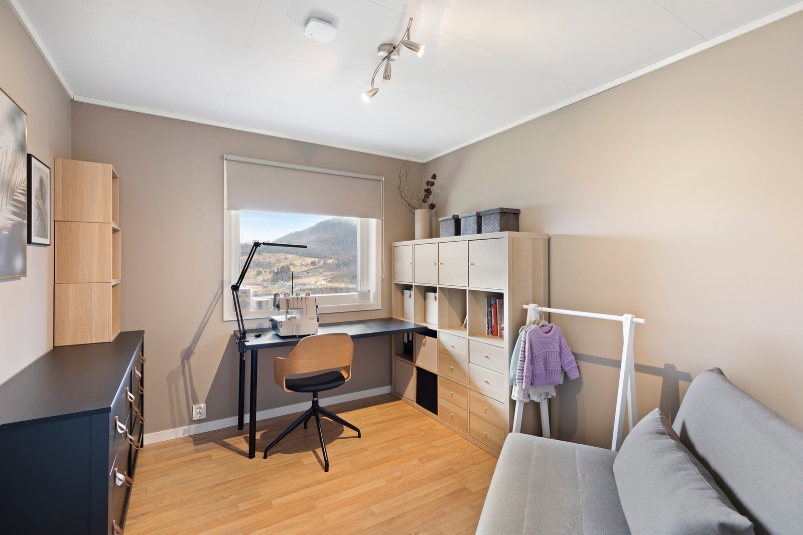 Soverom nr. 3, beliggende i underetasjen, er renovert i 2019. Dobbel gips i himling Galleribilde