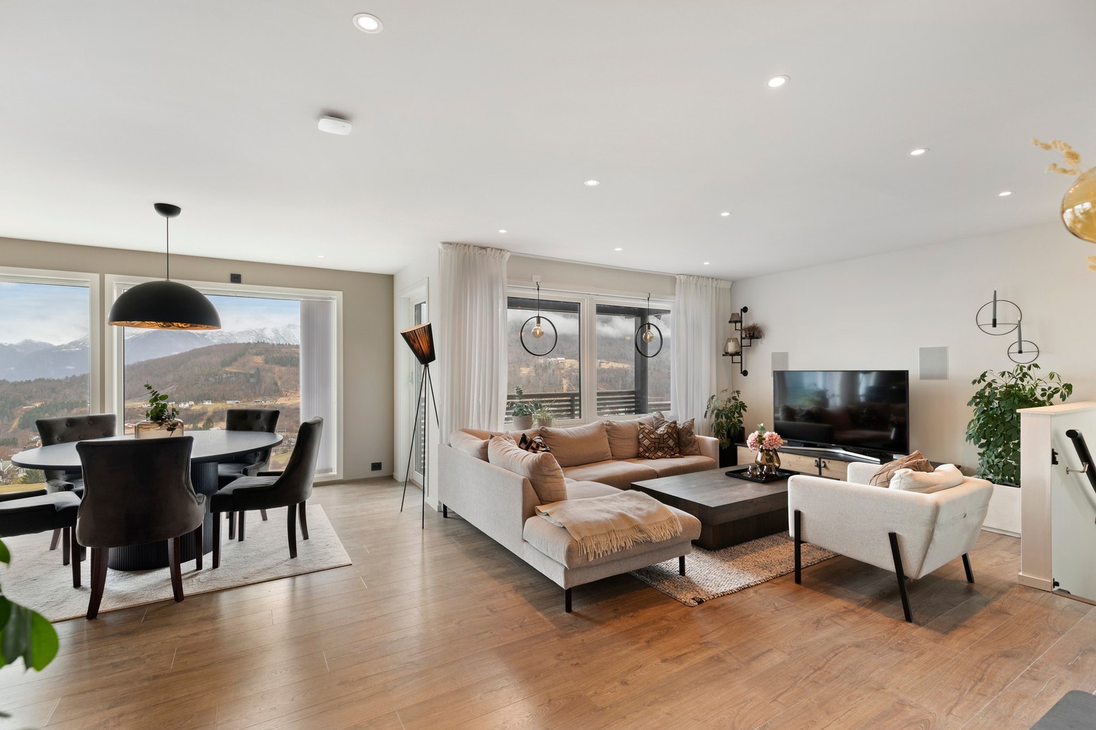 Rommet har store vindusfelt som gir en svært god romfølelse, og utnytter utsikten maksimalt Galleribilde