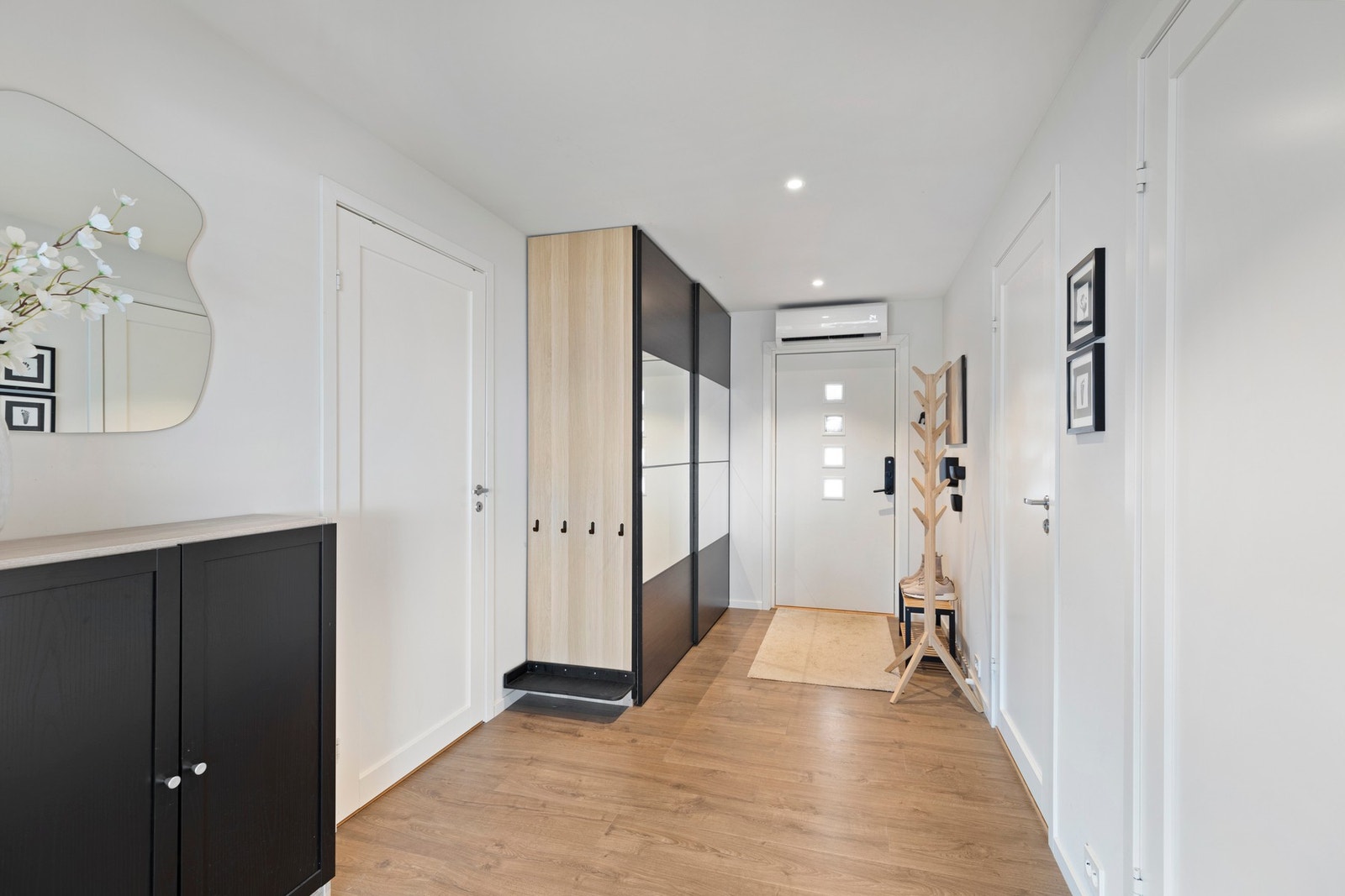 Gangen er renovert i 2019, og er utstyrt med både gulvvarme og varmepumpe, samt skyvedørsgarderobe og downlights Galleribilde