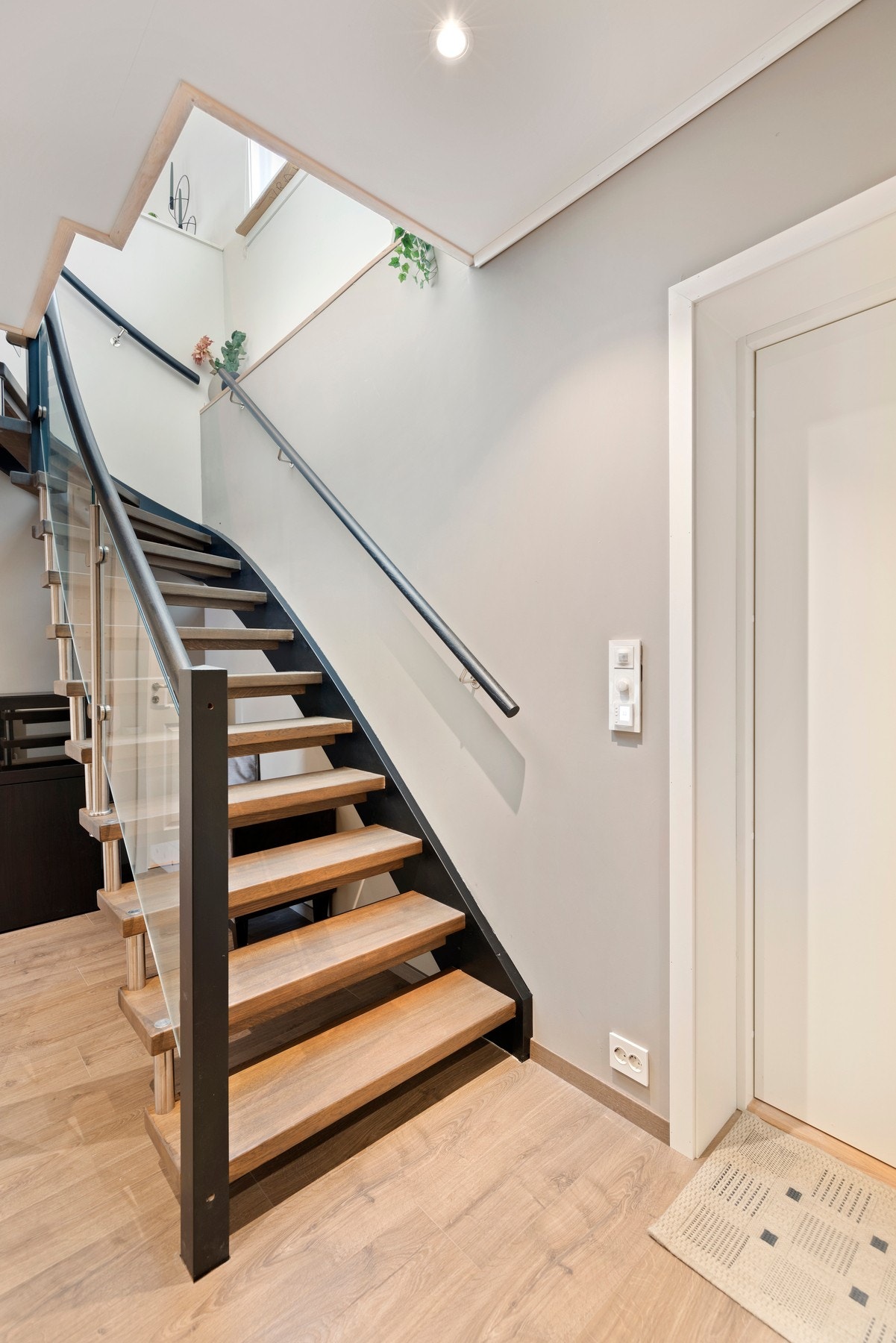 Detaljbilde: Flott eiketrapp med glassrekkverk Galleribilde