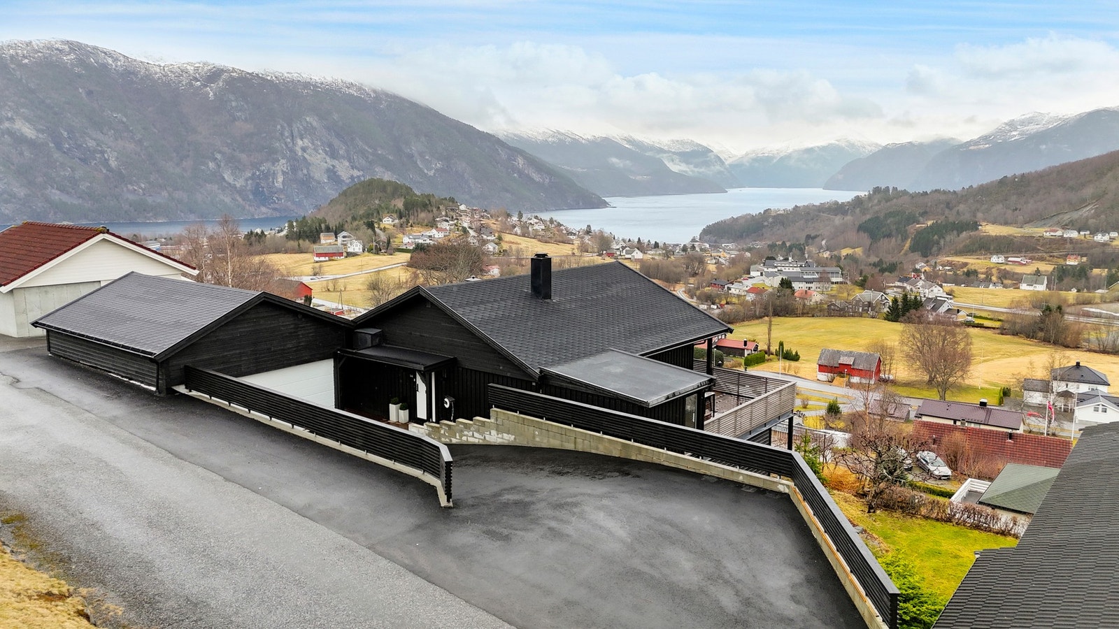 Boligen ligger fint til med kort gangavstand til lekeplass og barnehager/skoler. Storslått utsikt utover Stranda, Storfjorden og mot Roalden Galleribilde