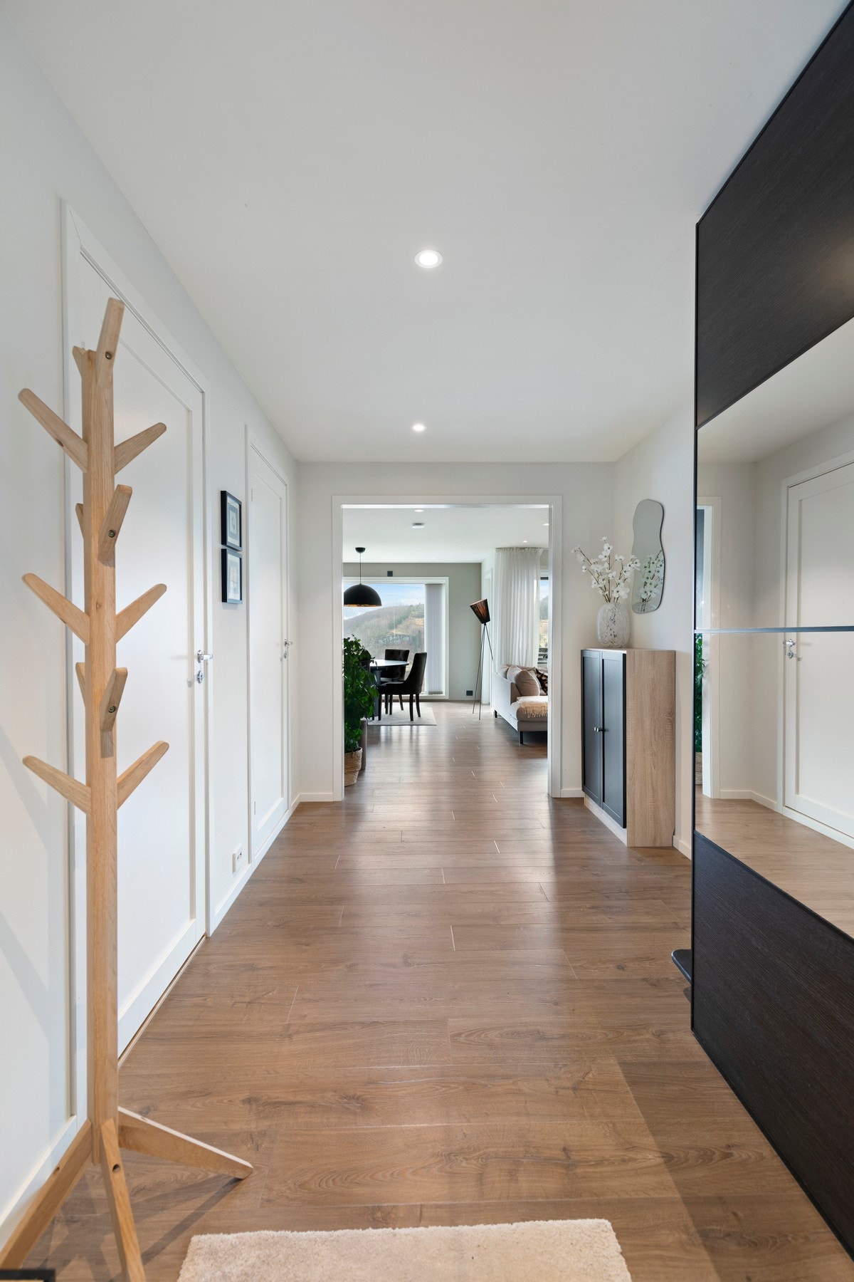 Entrè/gang ligger i en åpen, arealeffektiv løsning med stue/kjøkken som gir en god romfølelse Galleribilde