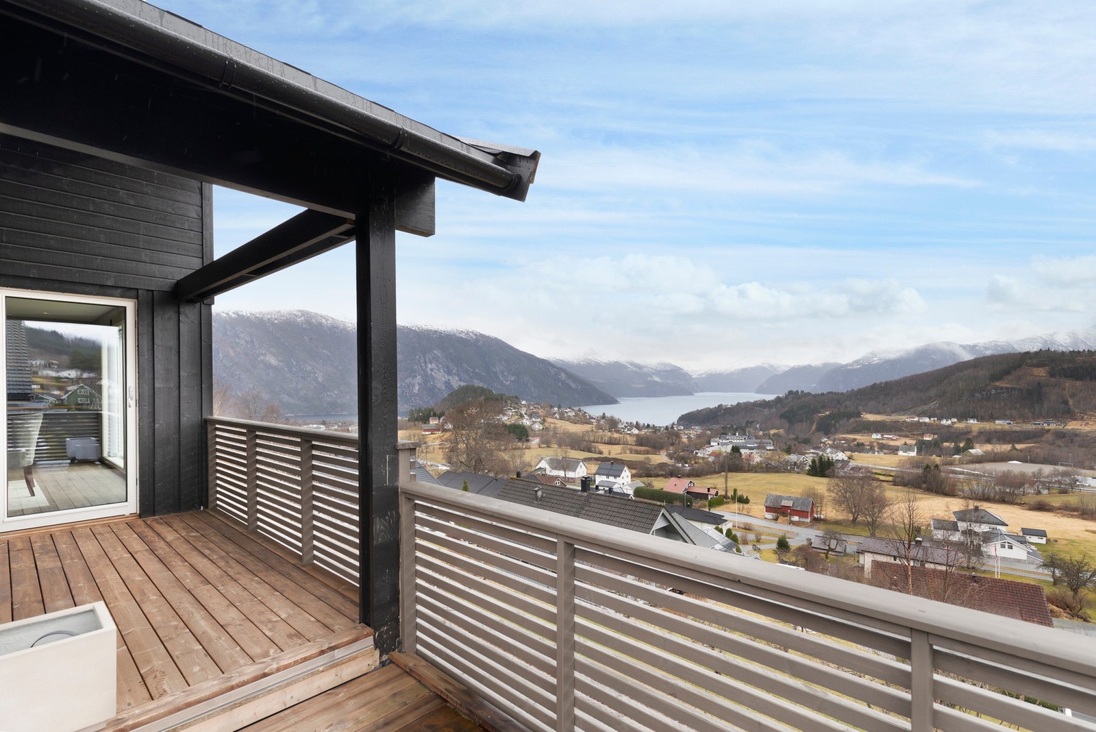 Storslått panoramautsikt mot Ødegård, Storfjorden, Dregetua og mot Roalden. Galleribilde