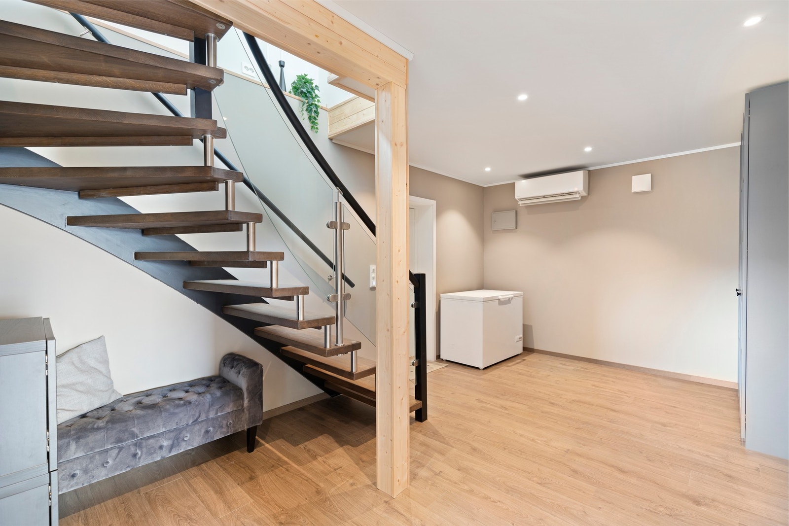 I trapperomet i underetasjen er det gode lagringsmuligheter, montert varmepumpe (luft/luft), og utgang til uteboden Galleribilde