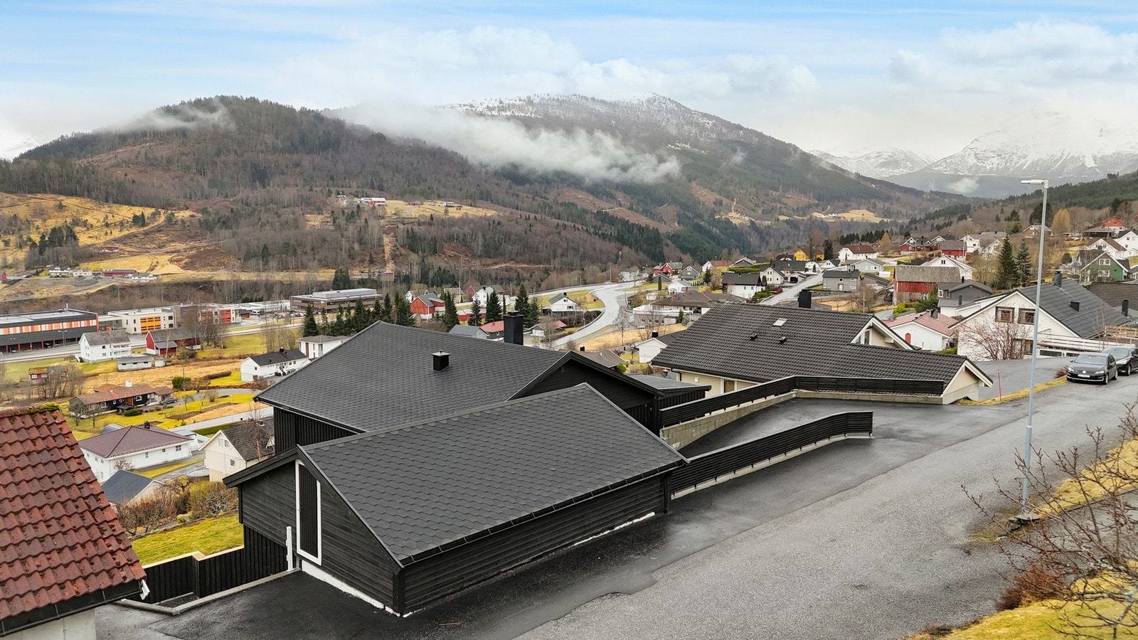 Garasjen har inngang til garasjeloft i bakkant Galleribilde