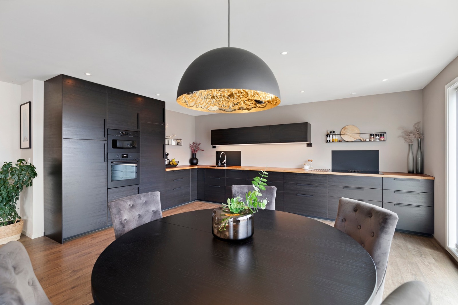 Stuen ligger i en åpen løsning med kjøkkenet, som også ble tilbygd i 2019 Galleribilde