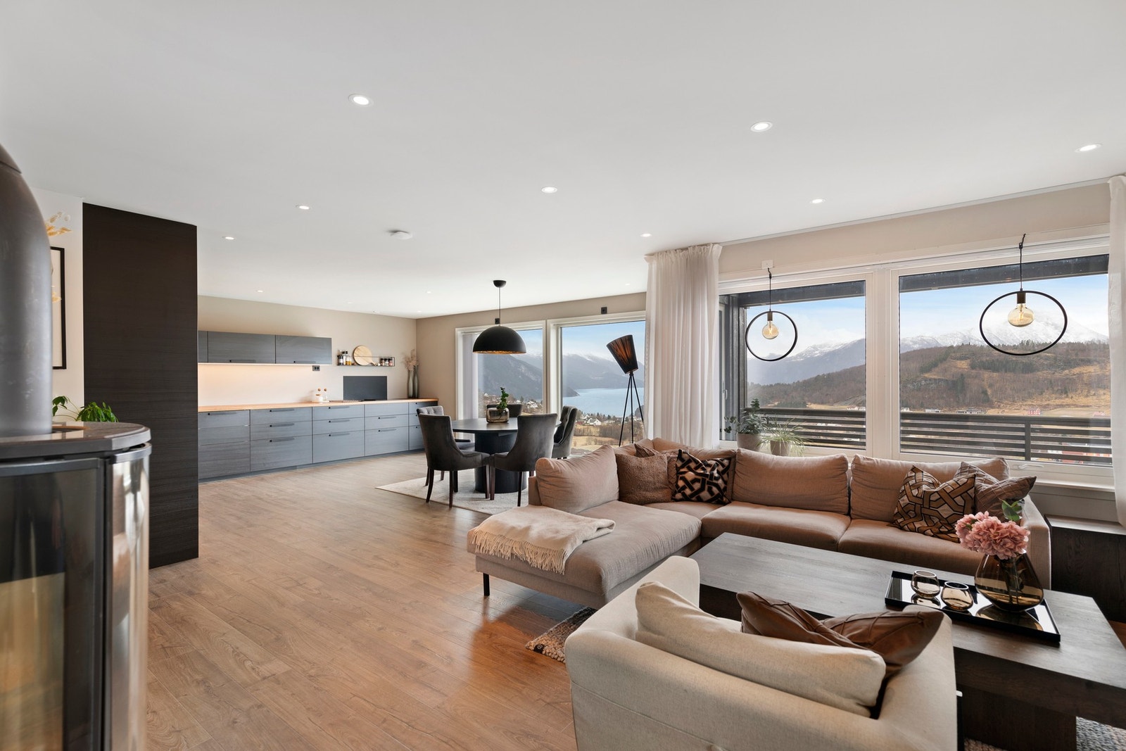 Stue/kjøkken har også ny verandadør og nye 3-lagsvindu med soldemping fra 2019 Galleribilde