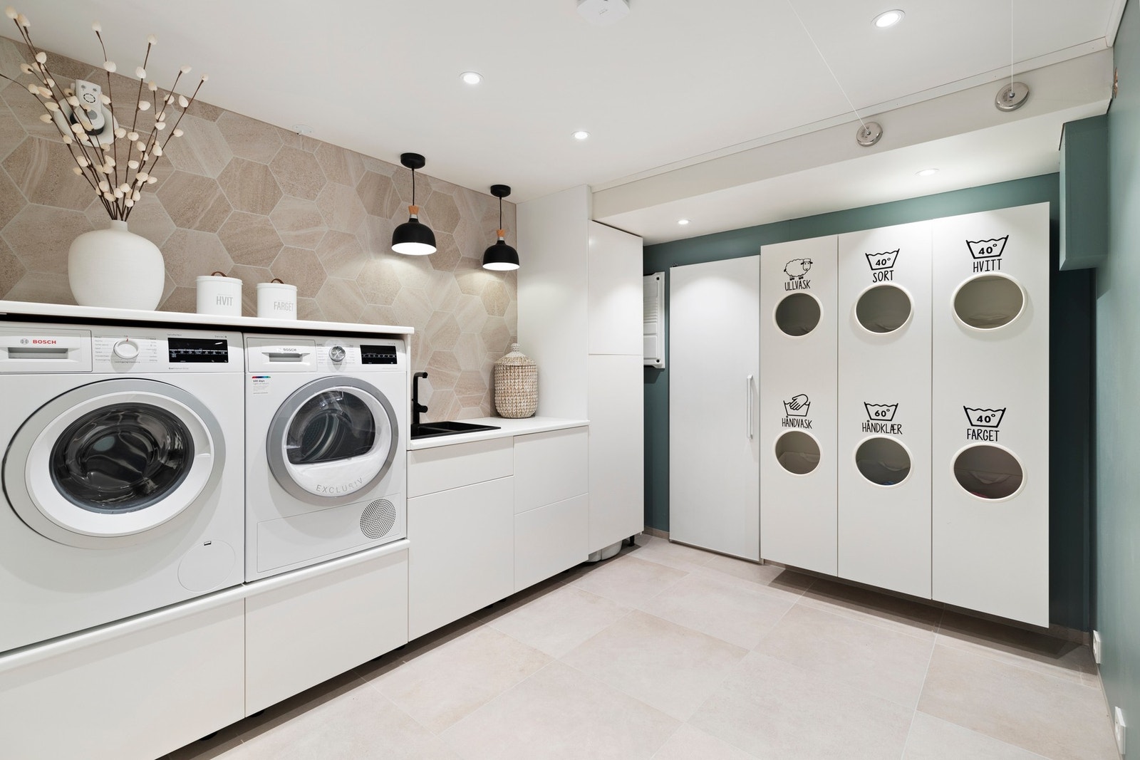 Vaskerommet ble renovert i 2022, og har ny gulvvarme, avtrekksvifte, downlights og innredning med praktisk arbeidshøyde for vaskemaskin og tørketrommel, og nedfelt, sort servant. Her er også inngangen til kjølerommet Galleribilde