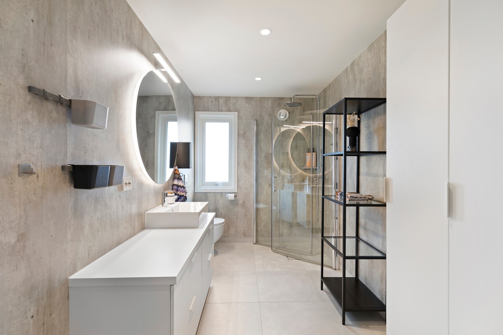 Badet i hovedetasjen ble renovert i 2019, og er utstyrt med ny gulvvarme, downlights, baderomsinnredning, avtrekksvifte, vegghengt toalett og åpen dusjnisje med glassdører Galleribilde