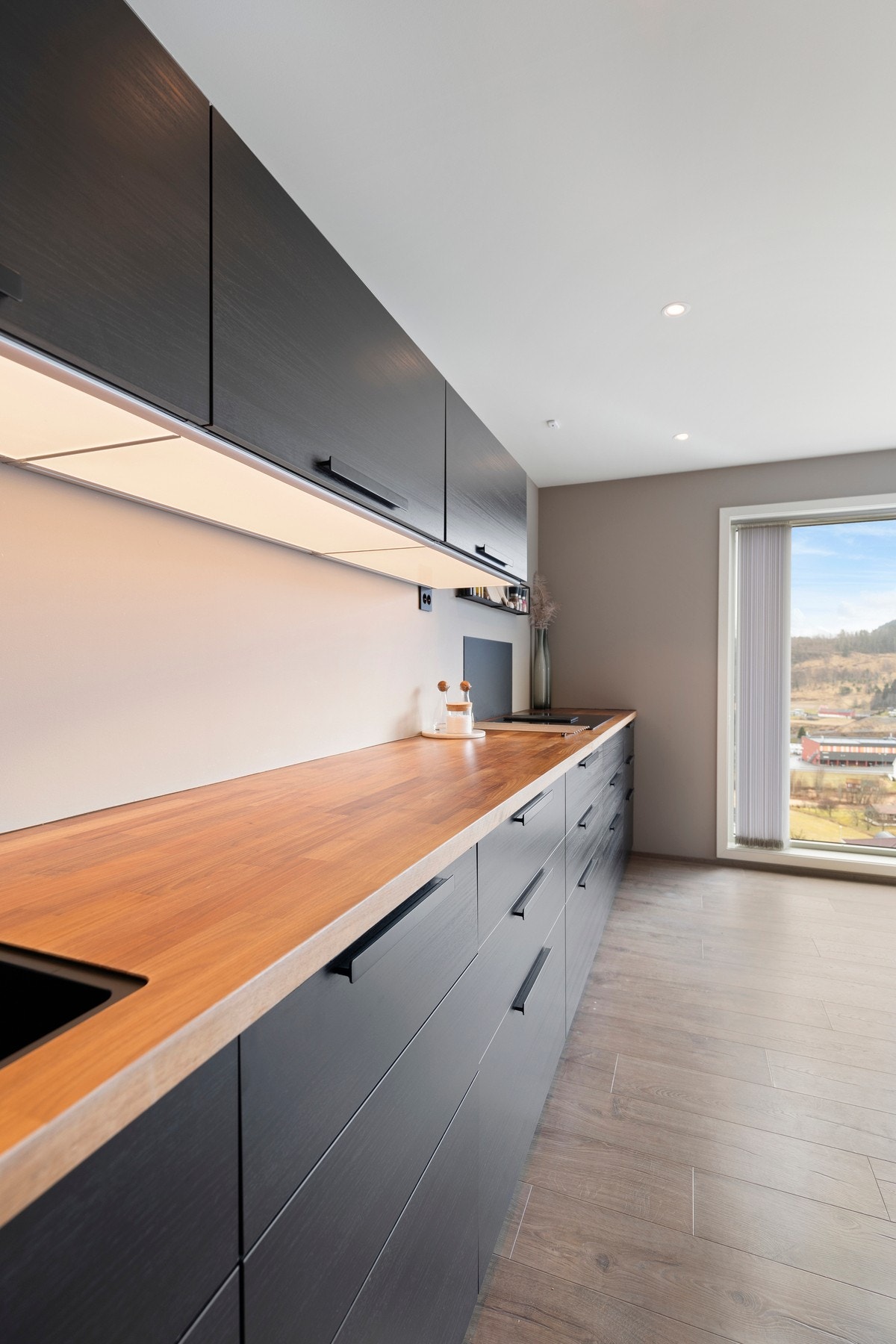 Av utstyr er det montert fullintegrert kjøleskap og oppvaskmaskin, samt integrert stekeovn, kombiovn og induksjonstopp med integrert ventilator Galleribilde