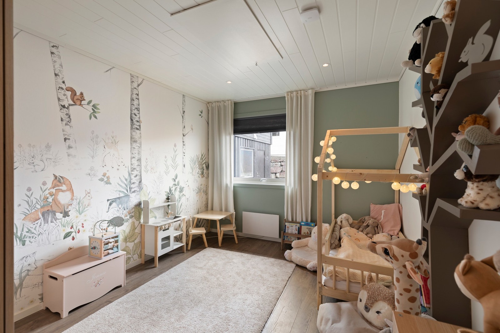 Soverom nr. 2, med downlights og luke til kryploft Galleribilde