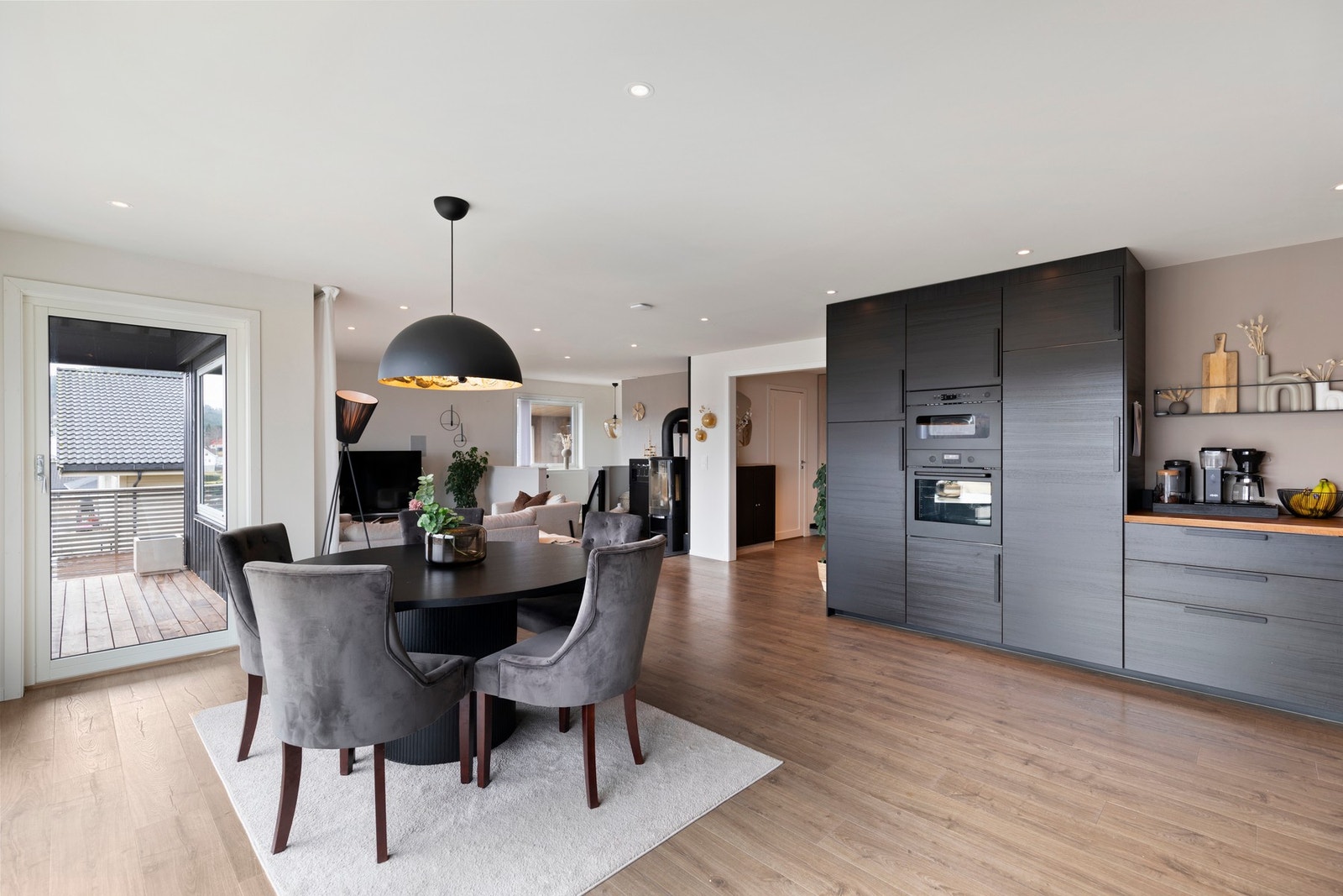 Det er også utgang til en romslig veranda på 36 kvm fra 2019 Galleribilde