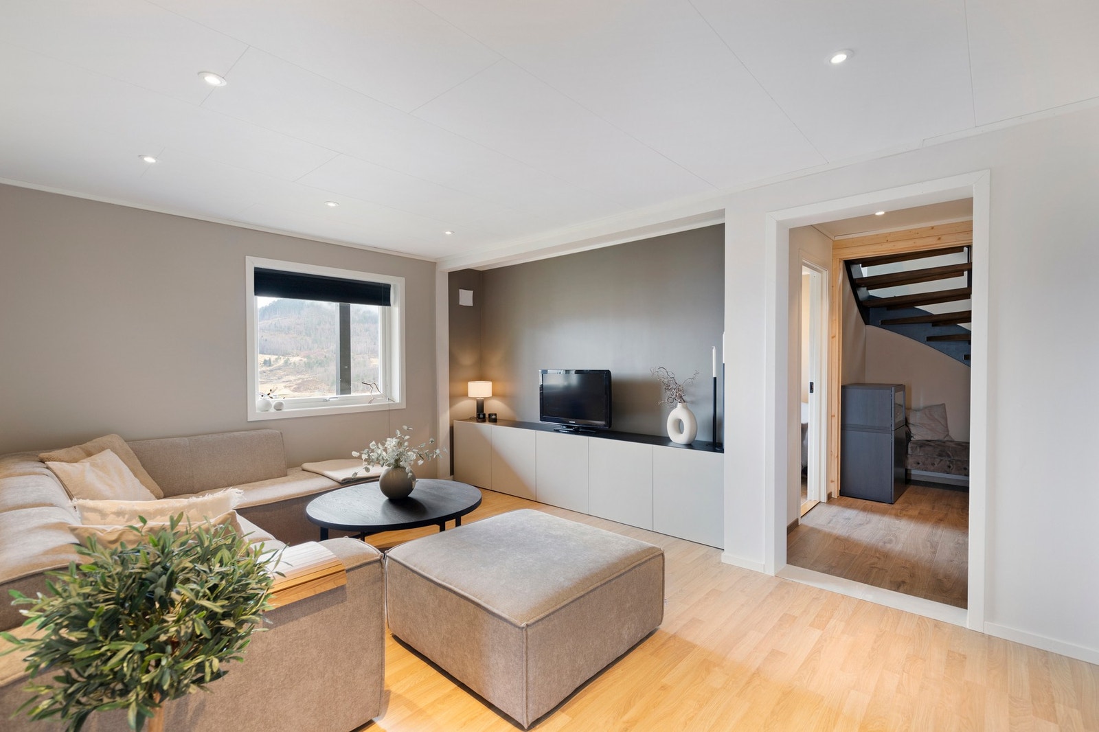 Kjellerstuen er renovert i 2019, har gulvvarme, og dobbel gips i himling Galleribilde