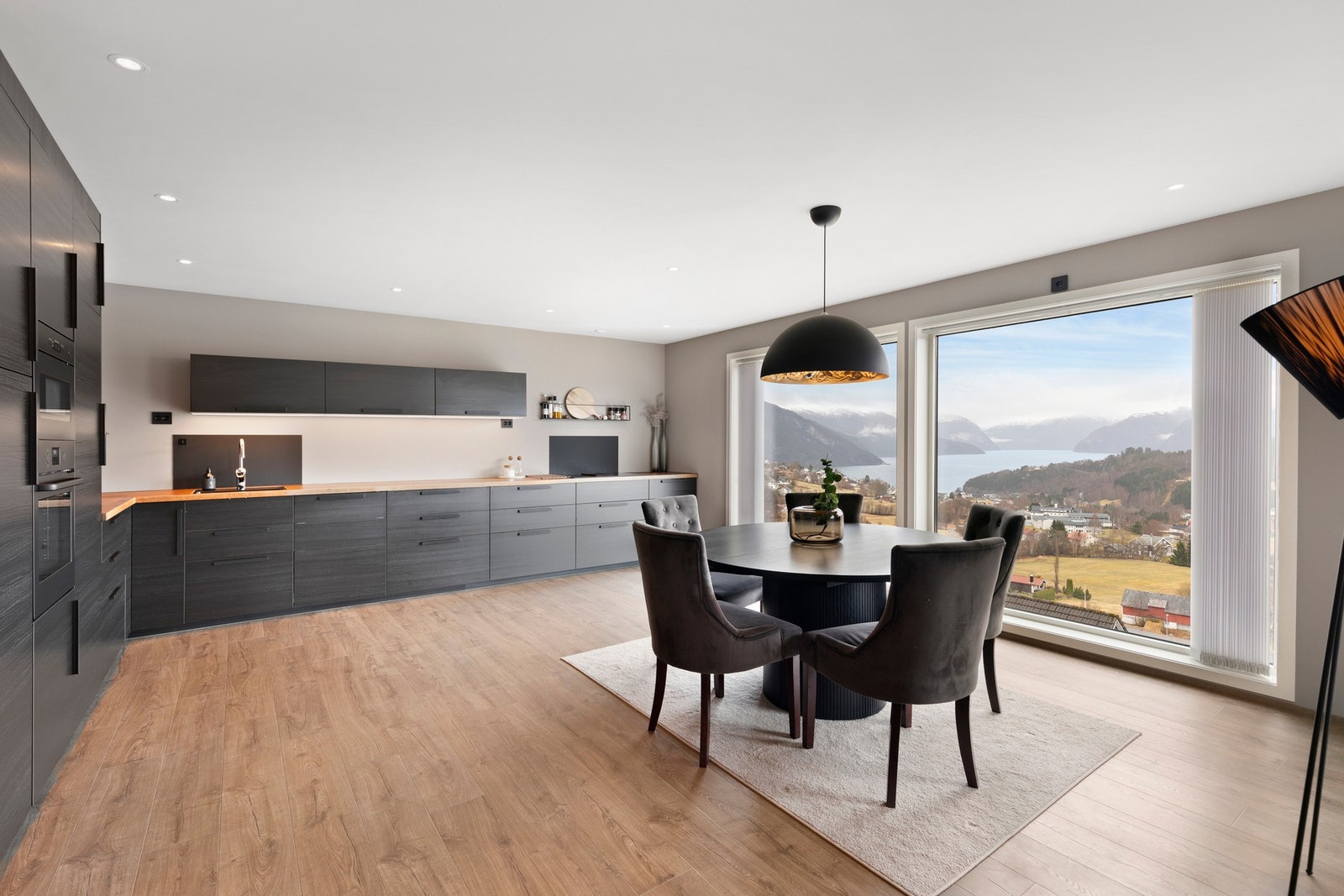 Rommet har god plass til både sofa- og spisegruppe, der den fantastiske utsikten kan nytes Galleribilde