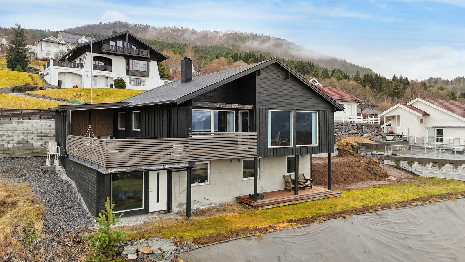 Boligen har gjennomgått omfattende renoveringsarbeid og tilbygg i perioden 2019-2025, og fremstår med svært god standard Galleribilde