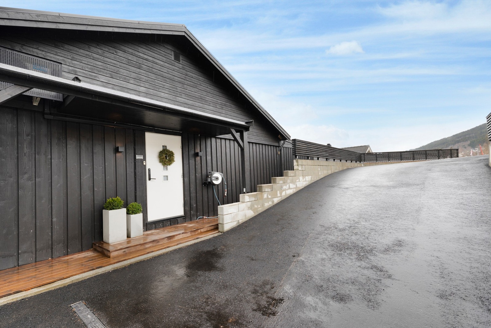 Det ble videre montert ny ytterdør i 2019 med smartlås, og oppført overbygg over inngangspartiet Galleribilde