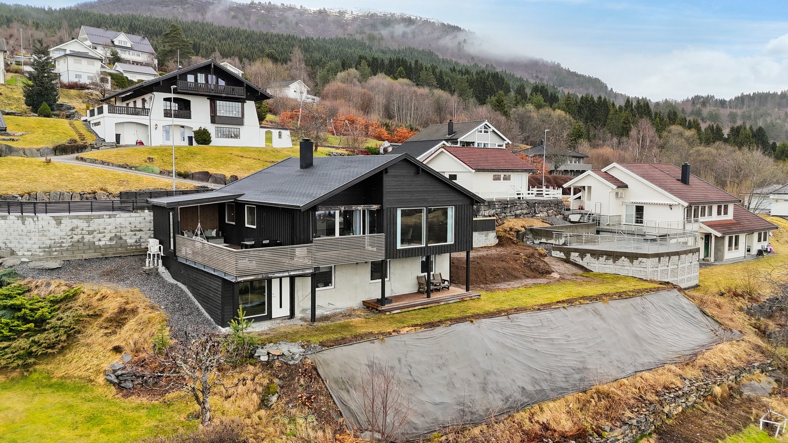 Velkommen til Ospesletta 13 - en totalrenovert, innflytningsklar enebolig i populært område! Galleribilde