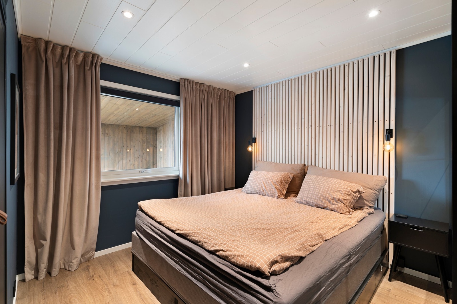 Hovedsoverommet ble renovert i 2019, og er utstyrt med downlights og skyvedørsgarderobe Galleribilde