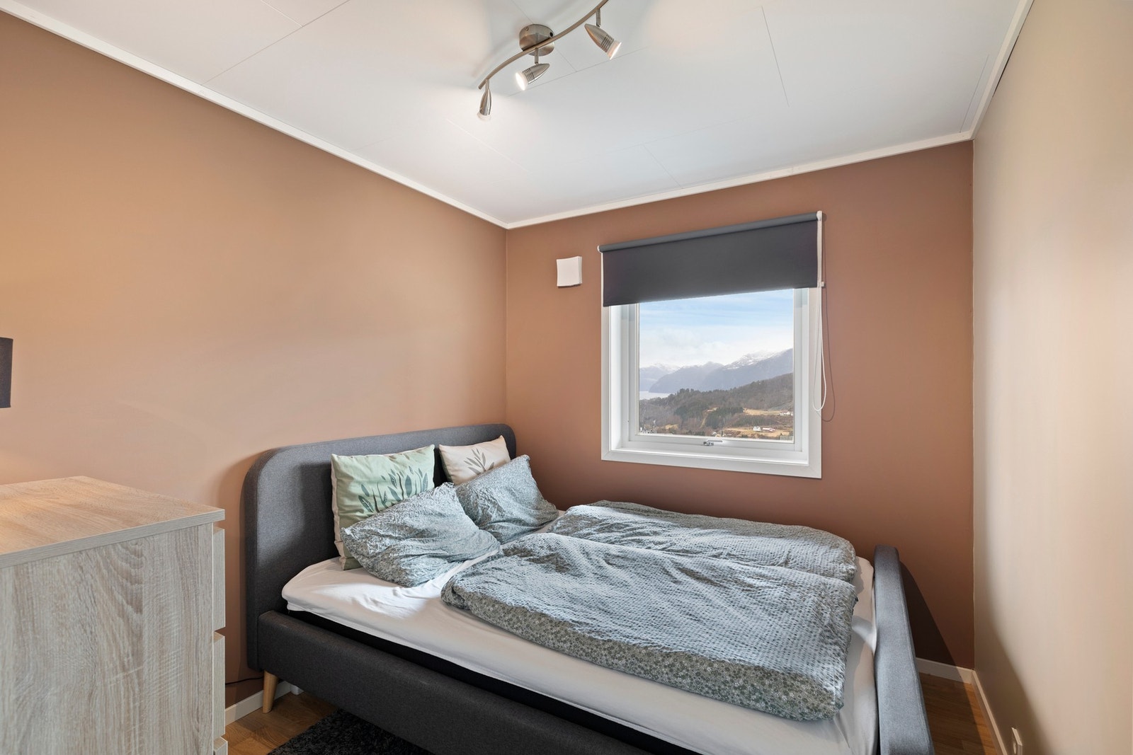 Soverom nr. 4, beliggende i underetasjen, er renovert i 2019. Dobbel gips i himling Galleribilde