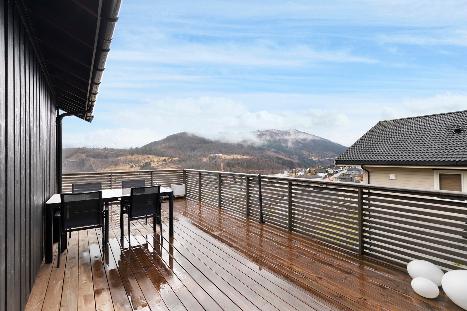 Under verandaen er det bygd ny utebod i 2021 (ferdigstilt 2025). Her er det laget tett himling med sveisemembran (under terrassebordene) Galleribilde