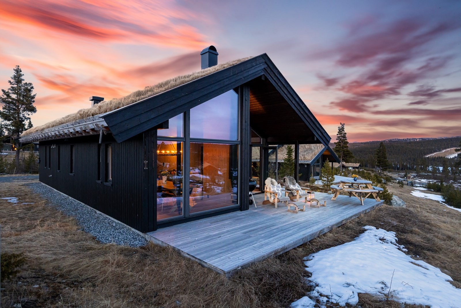 Her har du førsteklasses sol og utsiktsforhold hele året. Ligger inn i blindvei på et fint platå Galleribilde